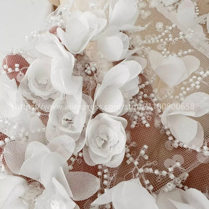 Tissu en dentelle brodé de perles à fleurs 3D blanc cassé. Appliques de fleurs en mousseline de soie laser. Tissu à coudre de haute qualité pour robes de mariée