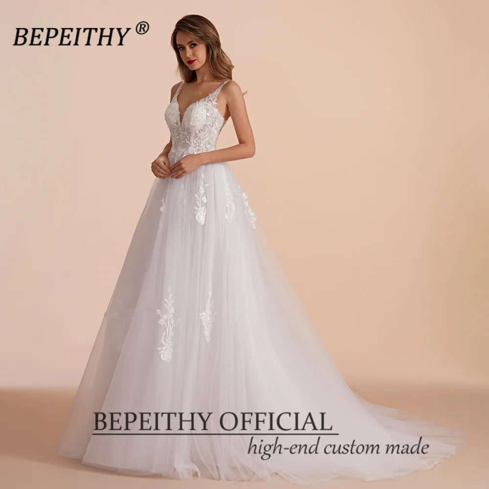 BEPEITHY Robe de mariée de plage en dentelle blanche A Line 2023 Robes de mariée sans manches mariée col en V balayage train Boho robe de mariée