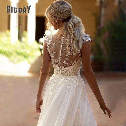 Robe de mariée élégante en dentelle bohème 2024 en mousseline de soie à col rond et illusion au dos, fendue sur le côté de la plage, robe de soirée de mariée avec appliques