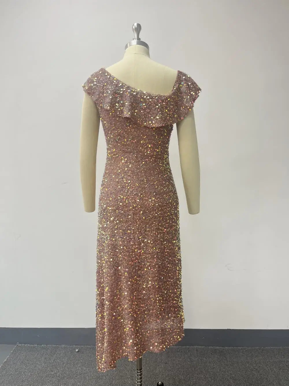 2024 Nouvelle robe fantaisie brillante et brillante à épaules obliques et fermeture éclair latérale pour femmes, tenue élégante et multi-usure, longueur moyenne, jupe irrégulière