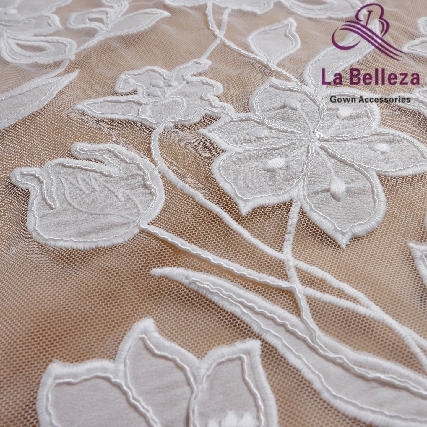 Vestido de novia con pieza de tela con hilo de hueso y flores bordadas en blanco fresco, accesorios de ropa de alto rendimiento para vestido de boda