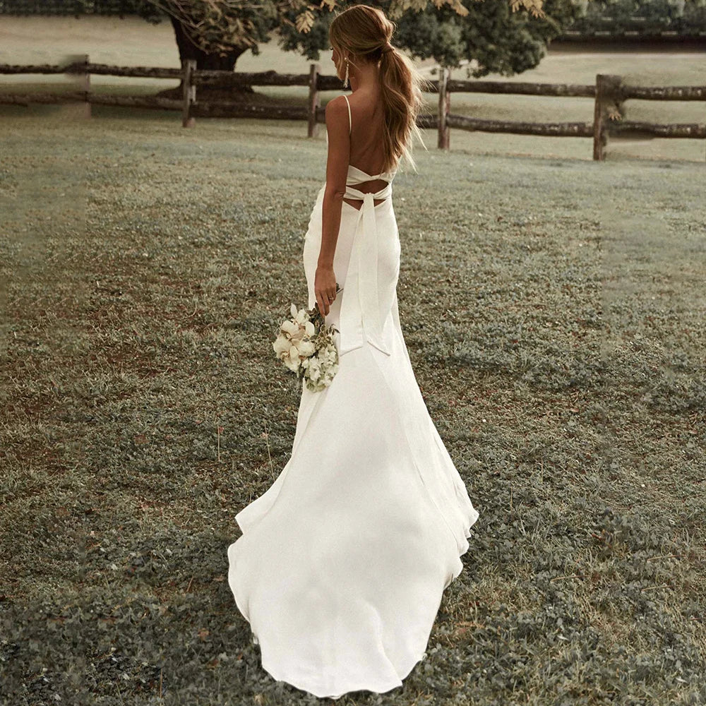 Robe de mariée sirène blanche simple à bretelles spaghetti et fente haute 2024 en satin dos nu robe de mariée unie à traîne