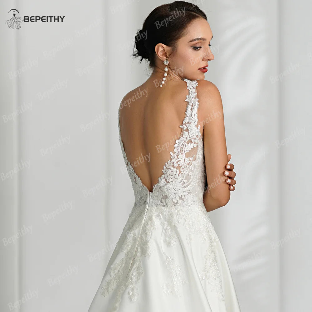 BEPEITHY Robe de mariée sexy en satin ivoire à col en V et dos nu pour femme, sans manches, corsage en dentelle, traîne à balayage, style Boho, 2024