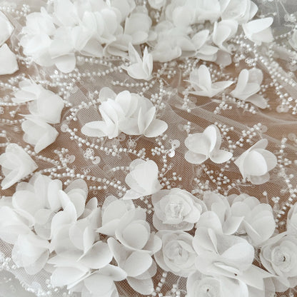 Tissu en dentelle brodé de perles à fleurs 3D blanc cassé. Appliques de fleurs en mousseline de soie laser. Tissu à coudre de haute qualité pour robes de mariée