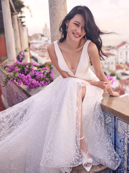 Robe de mariée avec petite traîne fendue en dentelle pour femmes, décolleté en V profond, coupe ajustée, sexy, sans manches