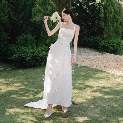 Robe de mariée simple en satin classique sans manches à col carré et dos nu, robe de mariée courte et sexy avec traîne trapèze et nœud