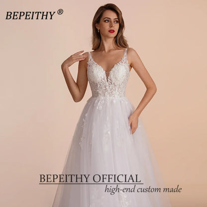 BEPEITHY Vestidos de novia de encaje blanco de corte A para la playa 2023 Vestidos de novia sin mangas con escote en V y cola larga Vestido de novia bohemio