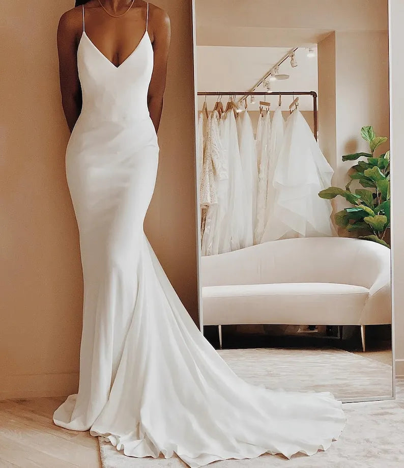 Robe de mariée en satin simple et moderne, col en V, bretelles spaghetti, dos nu, plissée, formelle, pour mariée, robe de mariée, traîne, 2024