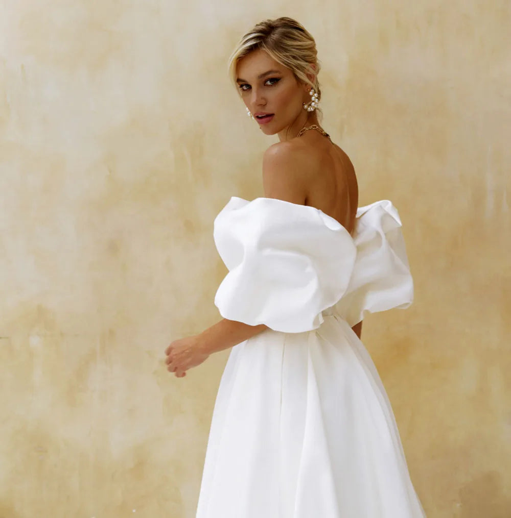 Robe de mariée élégante en satin à manches courtes bouffantes 2024 Robe de mariée blanche simple et unie A-Line avec fente latérale et traîne