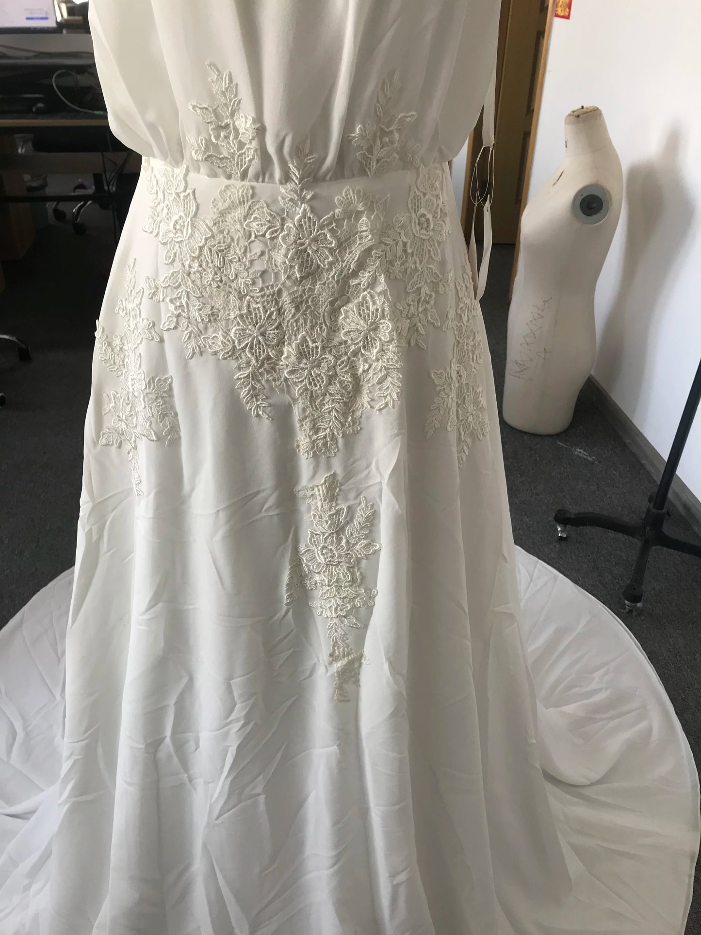 Vestido de novia CloverBridal con corpiño suelto para mujer, moderno, cuello redondo, sin mangas, corte en A, apliques de encaje + gasa, stock disponible en 8043