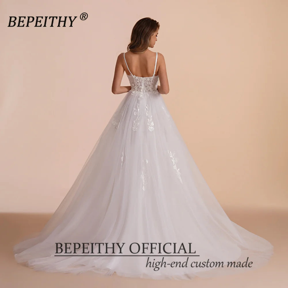 BEPEITHY Robe de mariée de plage en dentelle blanche A Line 2023 Robes de mariée sans manches mariée col en V balayage train Boho robe de mariée