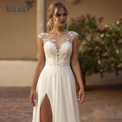 Robe de mariée élégante en dentelle bohème 2024 en mousseline de soie à col rond et illusion au dos, fendue sur le côté de la plage, robe de soirée de mariée avec appliques