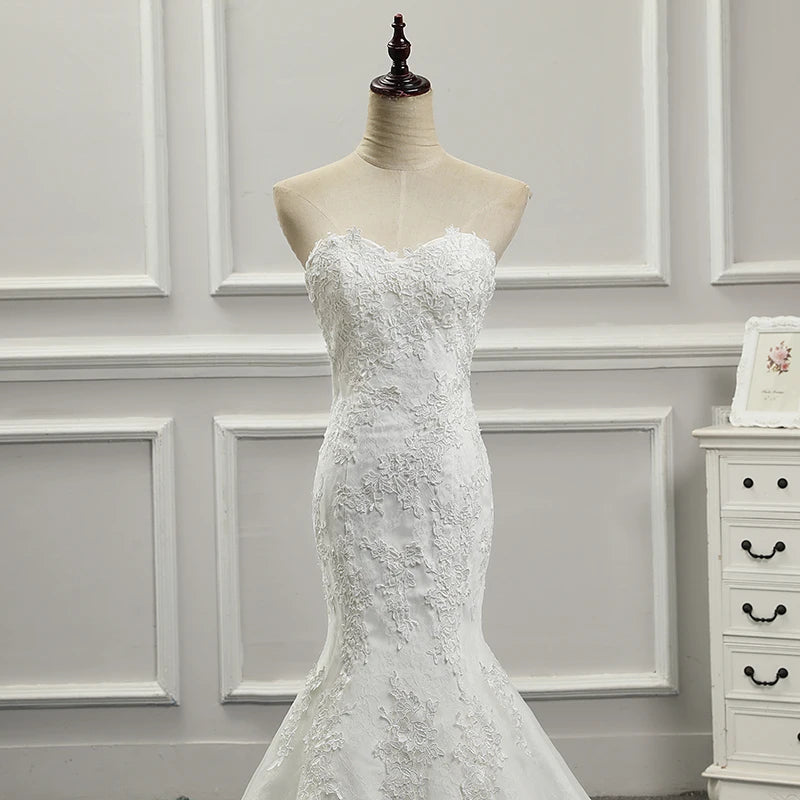 Robe de mariée sirène avec longue traîne en dentelle pour femmes, sans bretelles, coupe ajustée, décolleté en cœur, sans manches