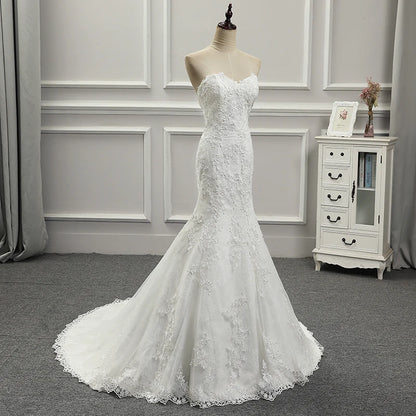 Robe de mariée sirène avec longue traîne en dentelle pour femmes, sans bretelles, coupe ajustée, décolleté en cœur, sans manches