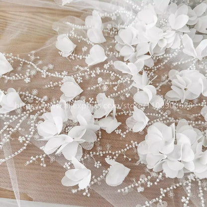 Tissu en dentelle brodé de perles à fleurs 3D blanc cassé. Appliques de fleurs en mousseline de soie laser. Tissu à coudre de haute qualité pour robes de mariée