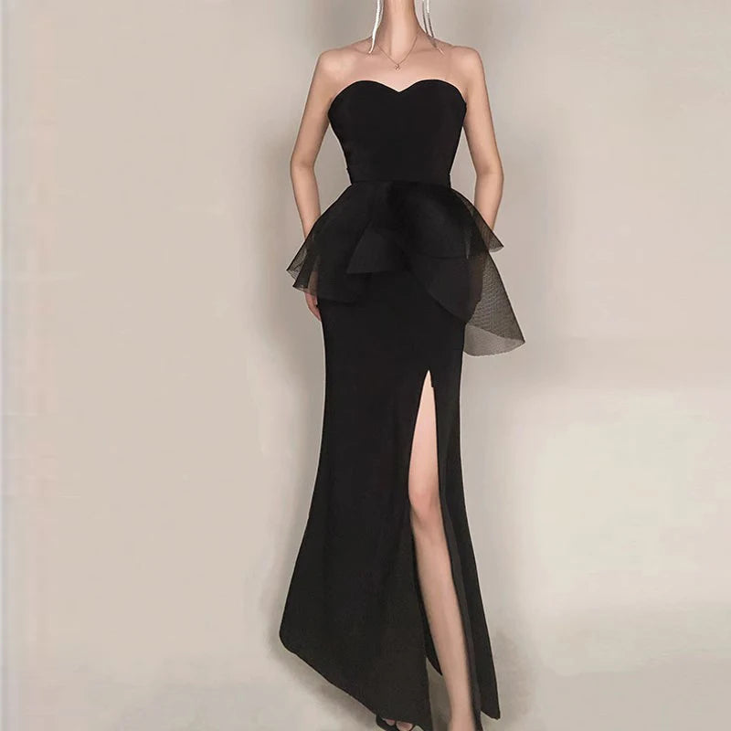 Vestido de noche formal de sirena sin tirantes, de satén, color negro, con escote en forma de corazón, pliegues y aberturas laterales para boda