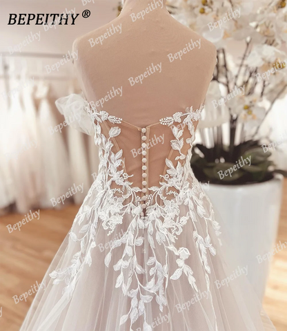 BEPEITHY Robe de mariée romantique en dentelle A-Line avec traîne à balayage et manches courtes, robe de mariée moderne en ivoire pour femmes 2023