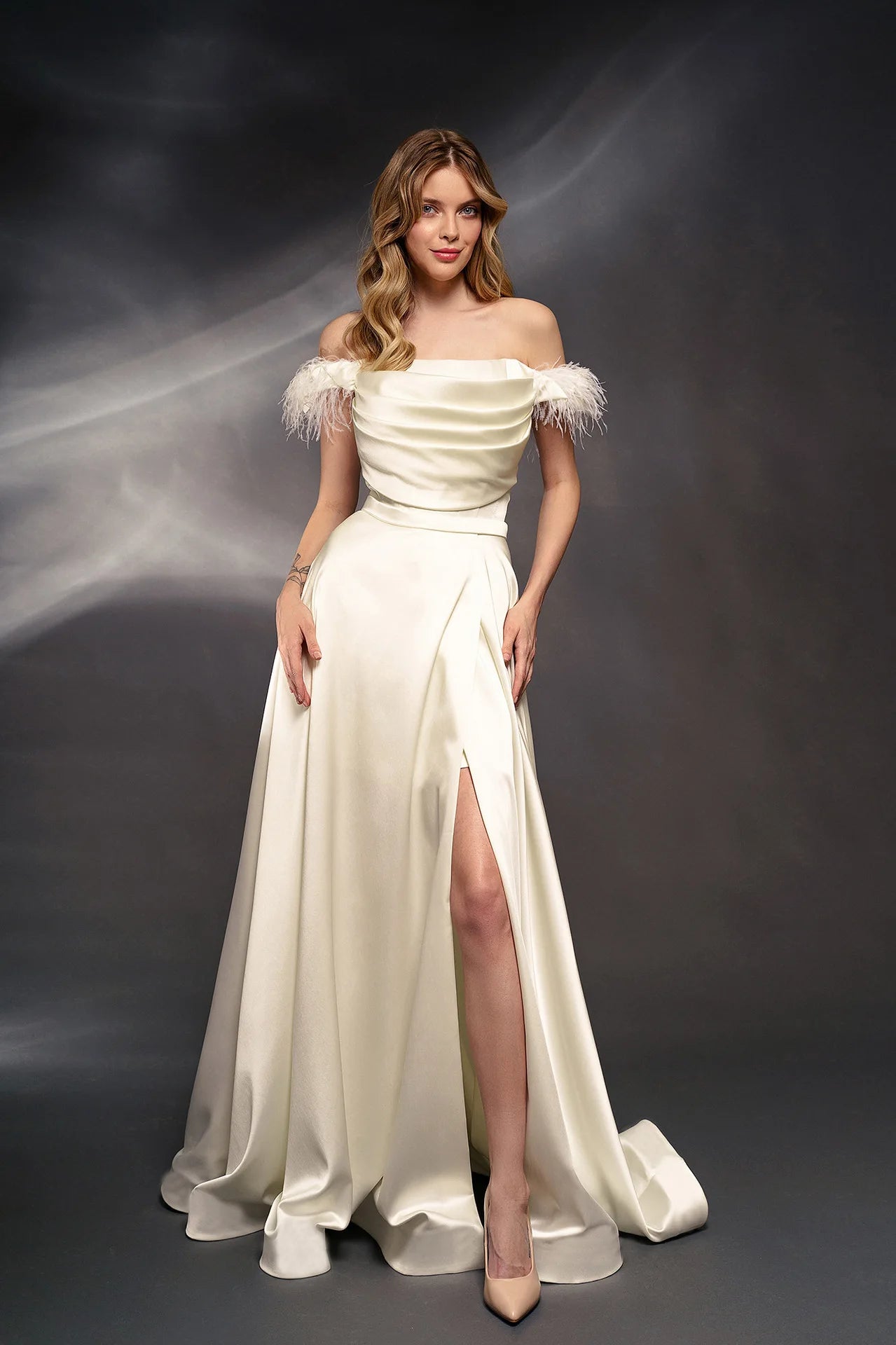 Robe de mariée blanche rétro de luxe élégante pour femme 2024 automne nouvelle mode sexy slim fit épaules dénudées plumes fête mariage