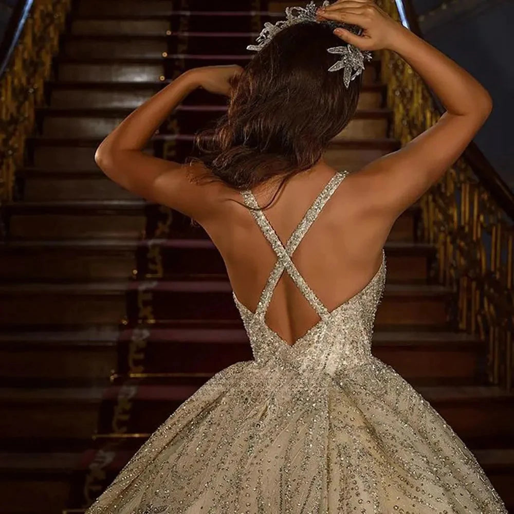 Superbes robes de mariée en cristal avec des diamants et des perles pour la mariée, robe de mariée brillante au sol