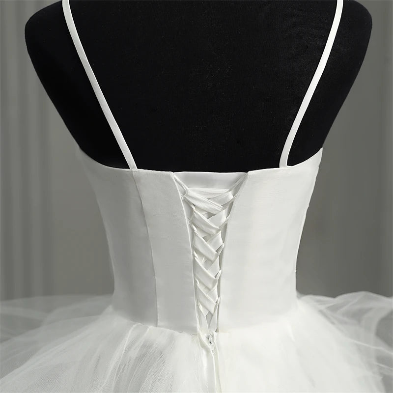 Nuevos vestidos de novia góticos blancos de corte corto con parte delantera y espalda larga y tirantes finos con escote en V profundo y escote alto bajo, vestidos de novia personalizados en color