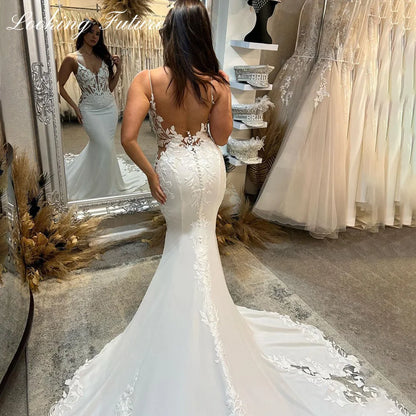 Vestidos de novia sexys de encaje bohemio color marfil con escote en V y tirantes finos, vestido de novia de sirena con apliques de encaje y espalda descubierta 2024