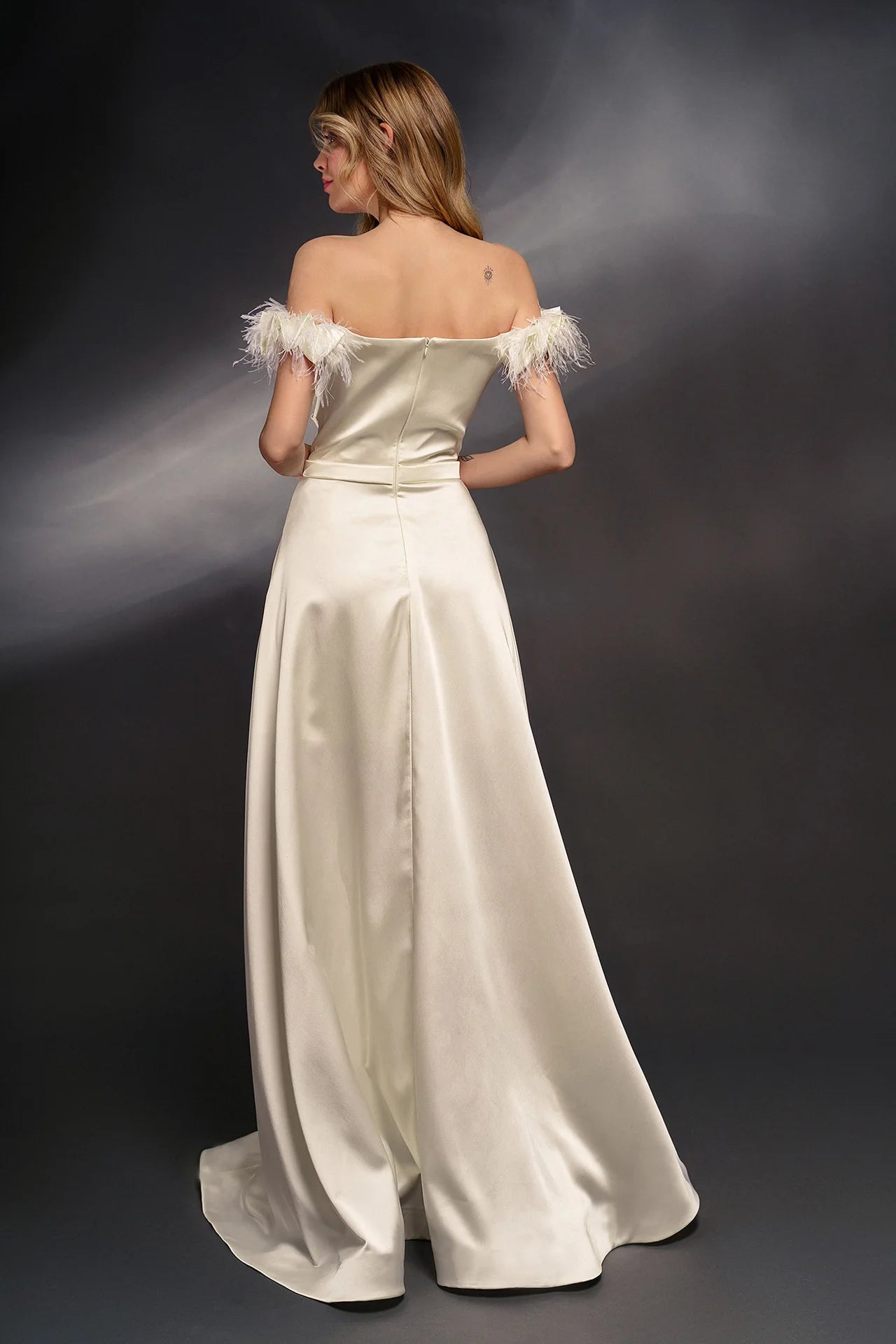 Robe de mariée blanche rétro de luxe élégante pour femme 2024 automne nouvelle mode sexy slim fit épaules dénudées plumes fête mariage