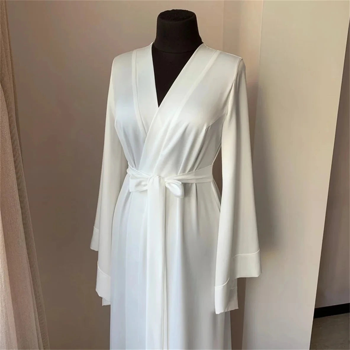 Robe de mariée en soie douce blanche avec ceinture, robe de chambre à manches longues, peignoirs de mariage, vêtements de nuit pour femmes, boudoir