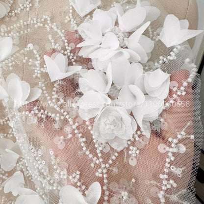 Tela de encaje con bordado de cuentas y flores 3D en color blanco roto. Apliques de flores de gasa con láser. Tela de costura de alta calidad para vestidos de novia