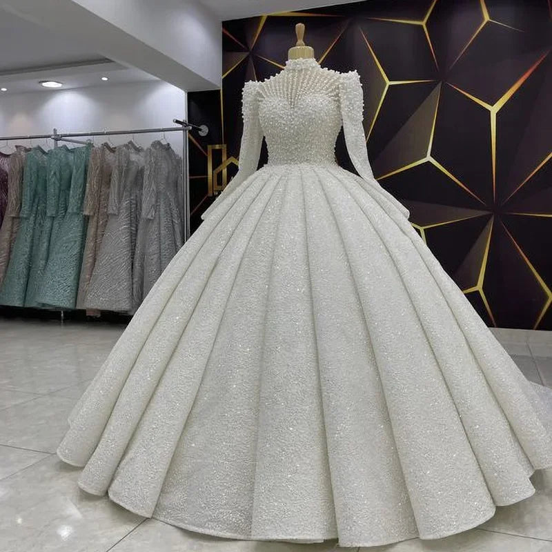 Robe de mariée de luxe à perles blanches, robe de bal à col haut et manches longues, robe de mariée exquise à paillettes et perles pour jardin/plage