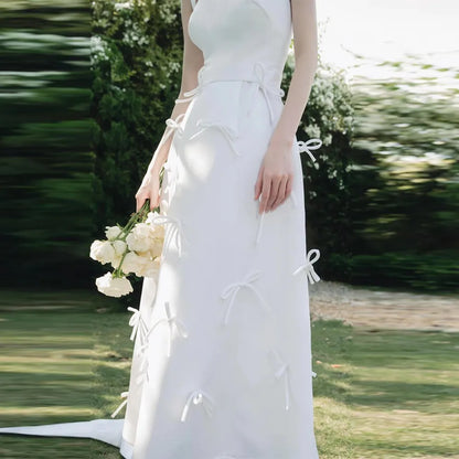 Robe de mariée simple en satin classique sans manches à col carré et dos nu, robe de mariée courte et sexy avec traîne trapèze et nœud