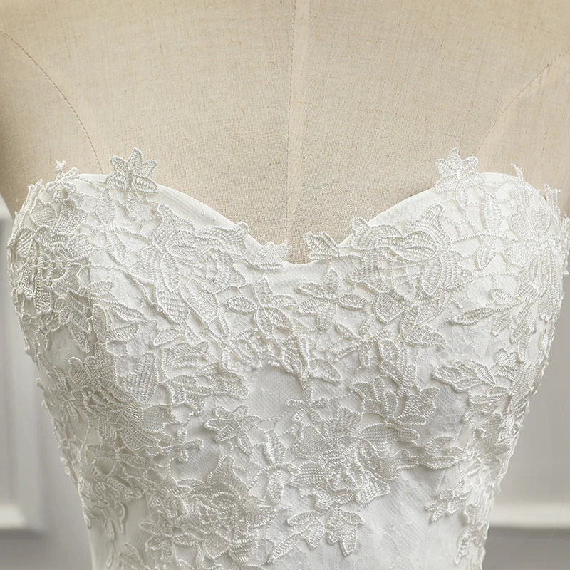 Robe de mariée sirène avec longue traîne en dentelle pour femmes, sans bretelles, coupe ajustée, décolleté en cœur, sans manches