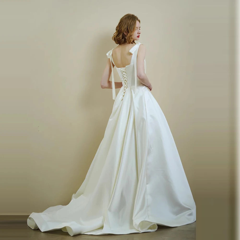 Robe de mariée simple en satin classique à bretelles spaghetti sans manches et col carré, robe de mariée sexy dos nu, courte, ligne A, avec nœud