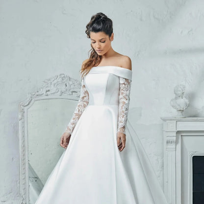 Robe de mariée en satin grande taille à épaules dénudées Robe de mariée Robe de bal élégante en dentelle appliquée à traîne à manches longues