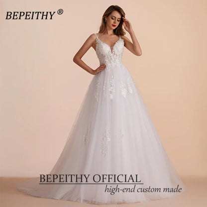 BEPEITHY Robe de mariée de plage en dentelle blanche A Line 2023 Robes de mariée sans manches mariée col en V balayage train Boho robe de mariée