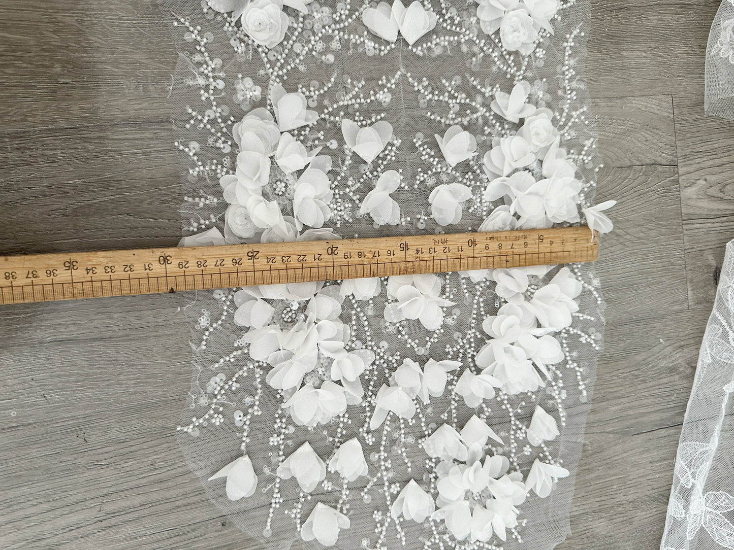 Tela de encaje con bordado de cuentas y flores 3D en color blanco roto. Apliques de flores de gasa con láser. Tela de costura de alta calidad para vestidos de novia