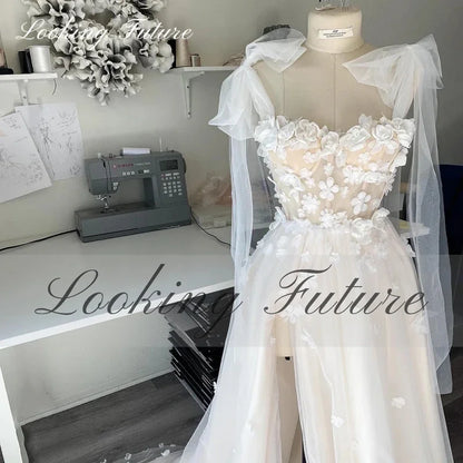 Robe de mariée élégante en dentelle et tulle, ligne A, fleurs 3D, manches longues avec nœud, fente haute, appliques, traîne à balayage