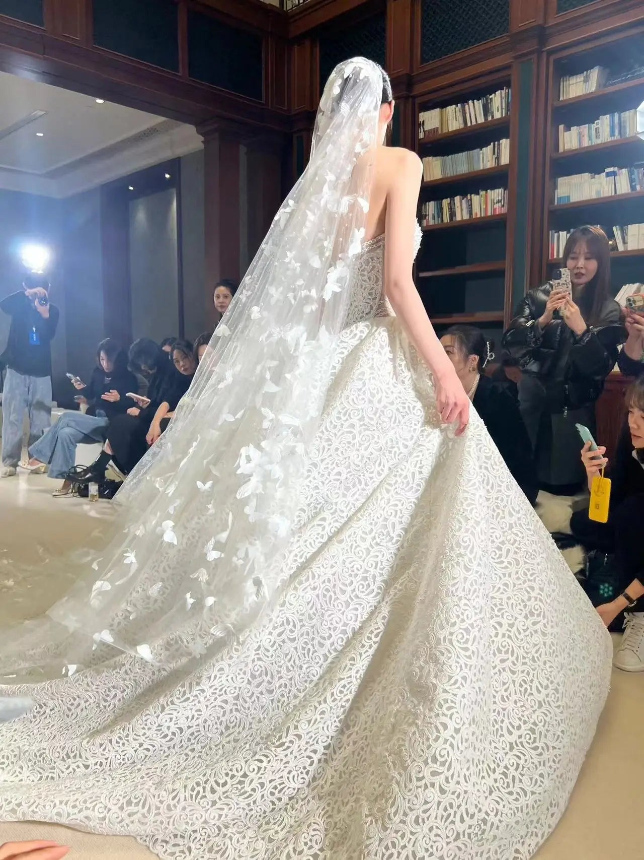 Vestido de novia con velo de mariposa blanco, serie de bosques, velo de lujo súper largo con perla pesada