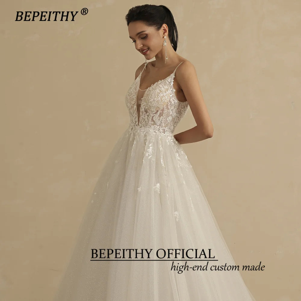 BEPEITHY Robe de mariée en dentelle à col en V profond et bretelles spaghetti pour femme, ligne A, 2022, paillettes, sans manches, style bohème, robe de soirée