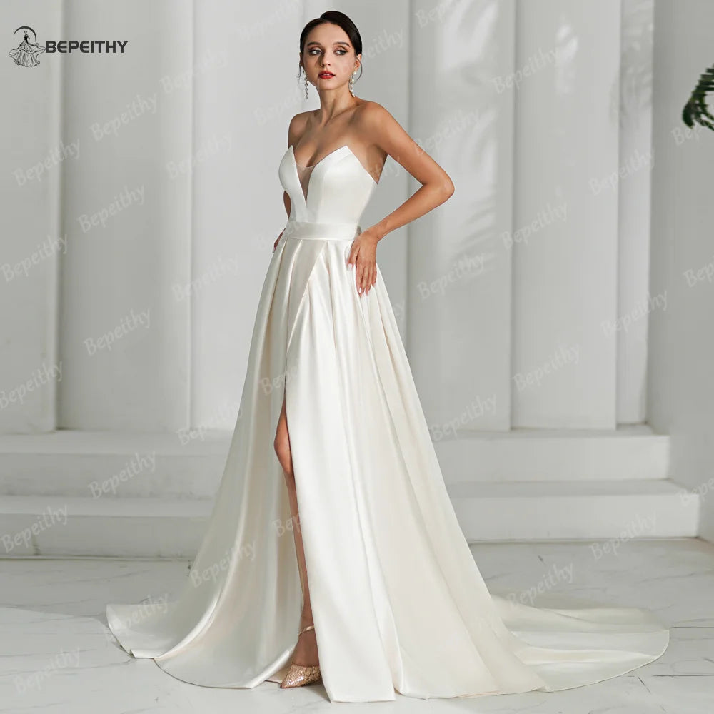 BEPEITHY Vestidos de novia de satén marfil de corte A para mujer 2024 Vestido de novia bohemio de novia blanco con escote en forma de corazón y abertura alta