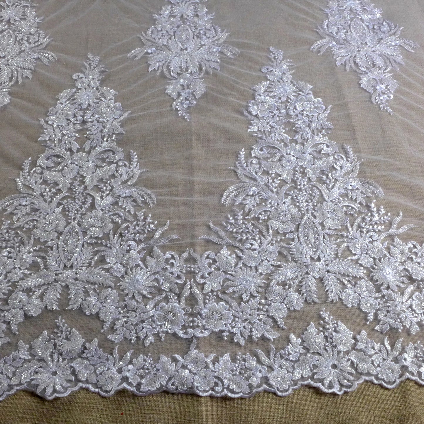 La Belleza 2021 Nouvelle mode de mariée, tissu en dentelle blanc pur / ivoire, tissu en dentelle de robe de mariée à perles blanc cassé 47 '' de largeur 1 yard