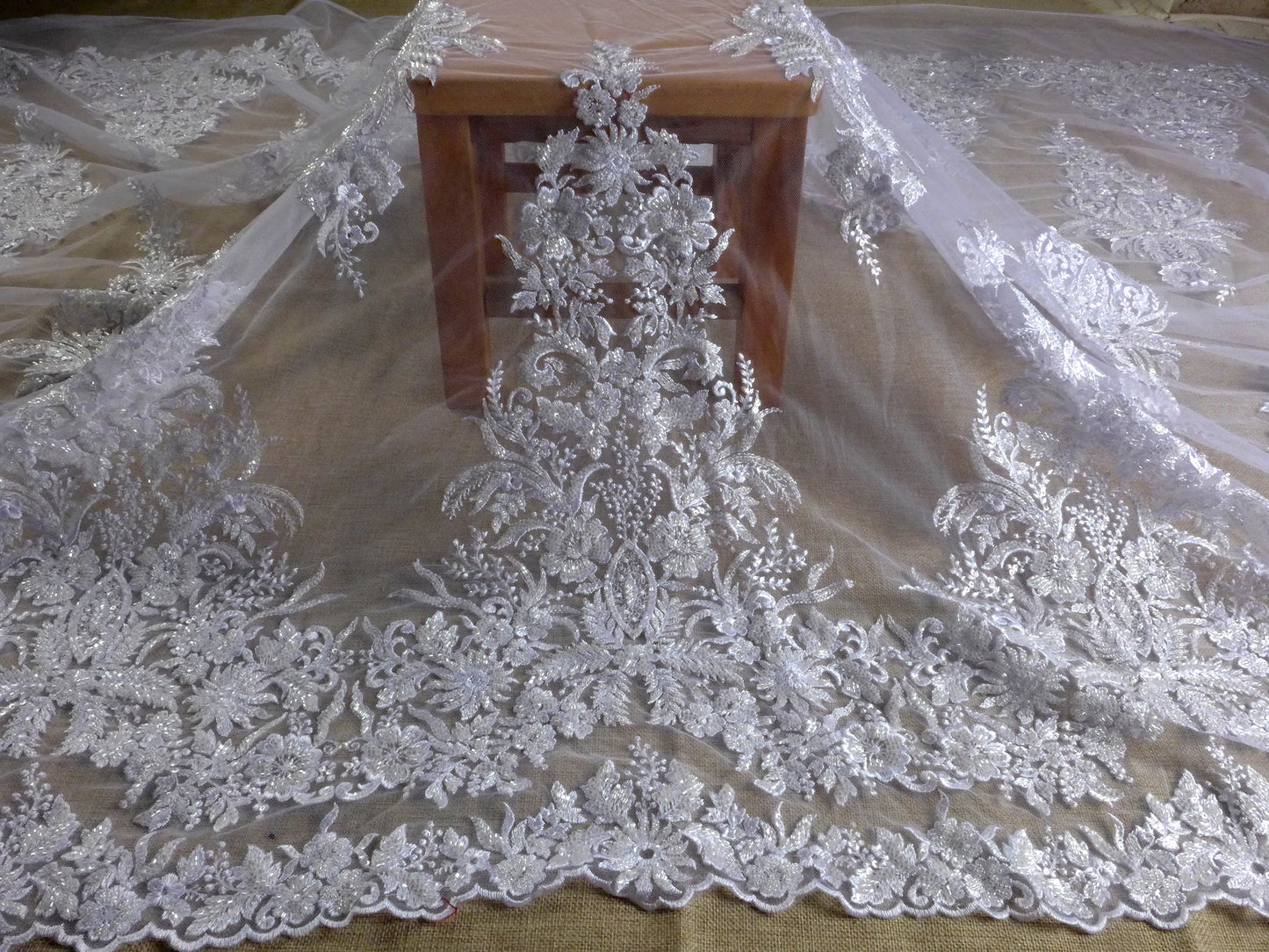 La Belleza 2021 Nouvelle mode de mariée, tissu en dentelle blanc pur / ivoire, tissu en dentelle de robe de mariée à perles blanc cassé 47 '' de largeur 1 yard