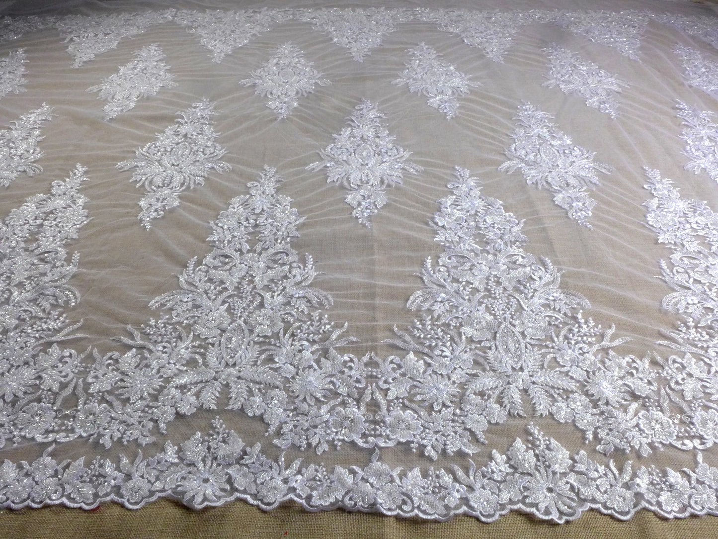 La Belleza 2021 Nouvelle mode de mariée, tissu en dentelle blanc pur / ivoire, tissu en dentelle de robe de mariée à perles blanc cassé 47 '' de largeur 1 yard