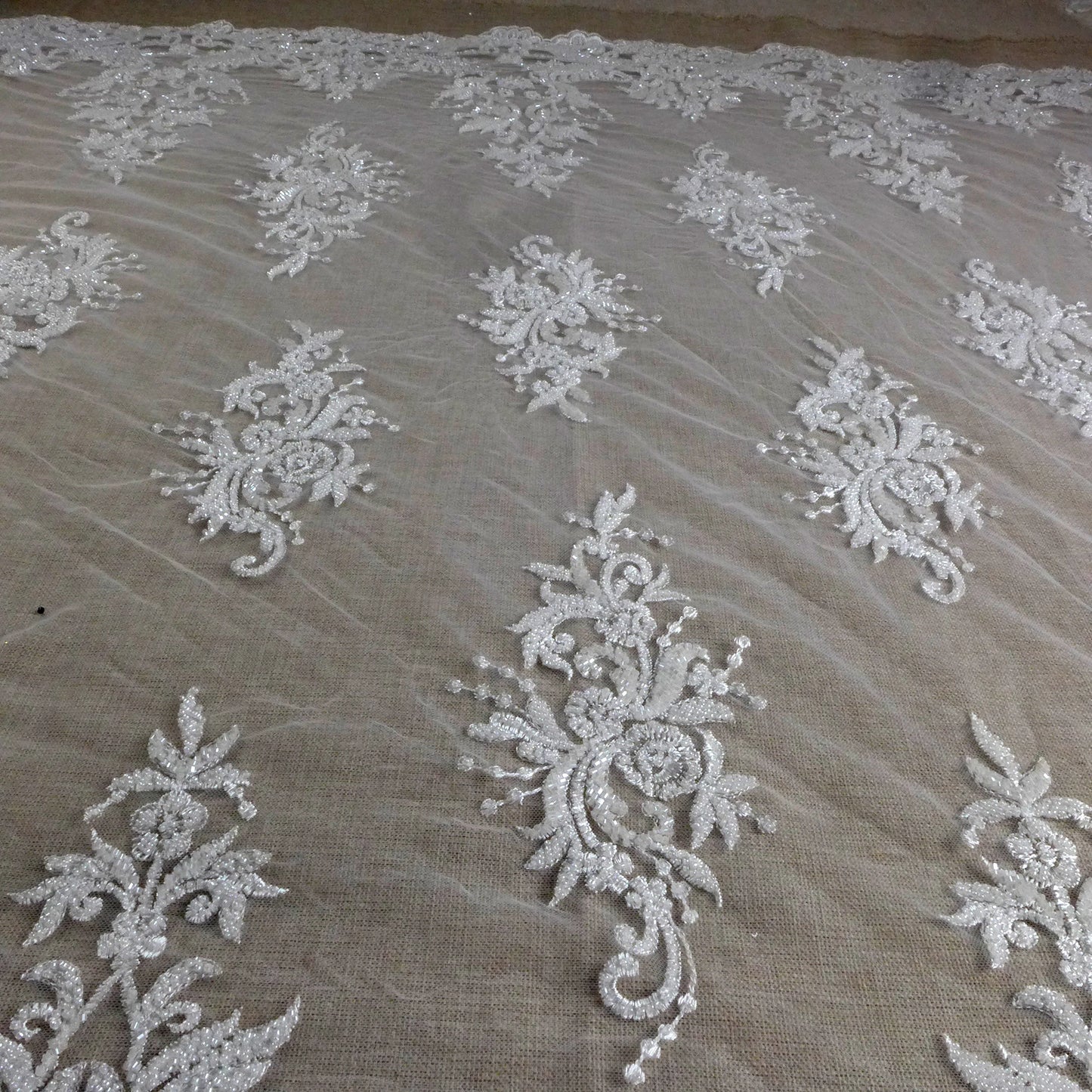 Nouveau tissu de mariée broderie de perles lourdes robe de mariée tissu en dentelle beaux motifs robe en dentelle robe ivoire en dentelle