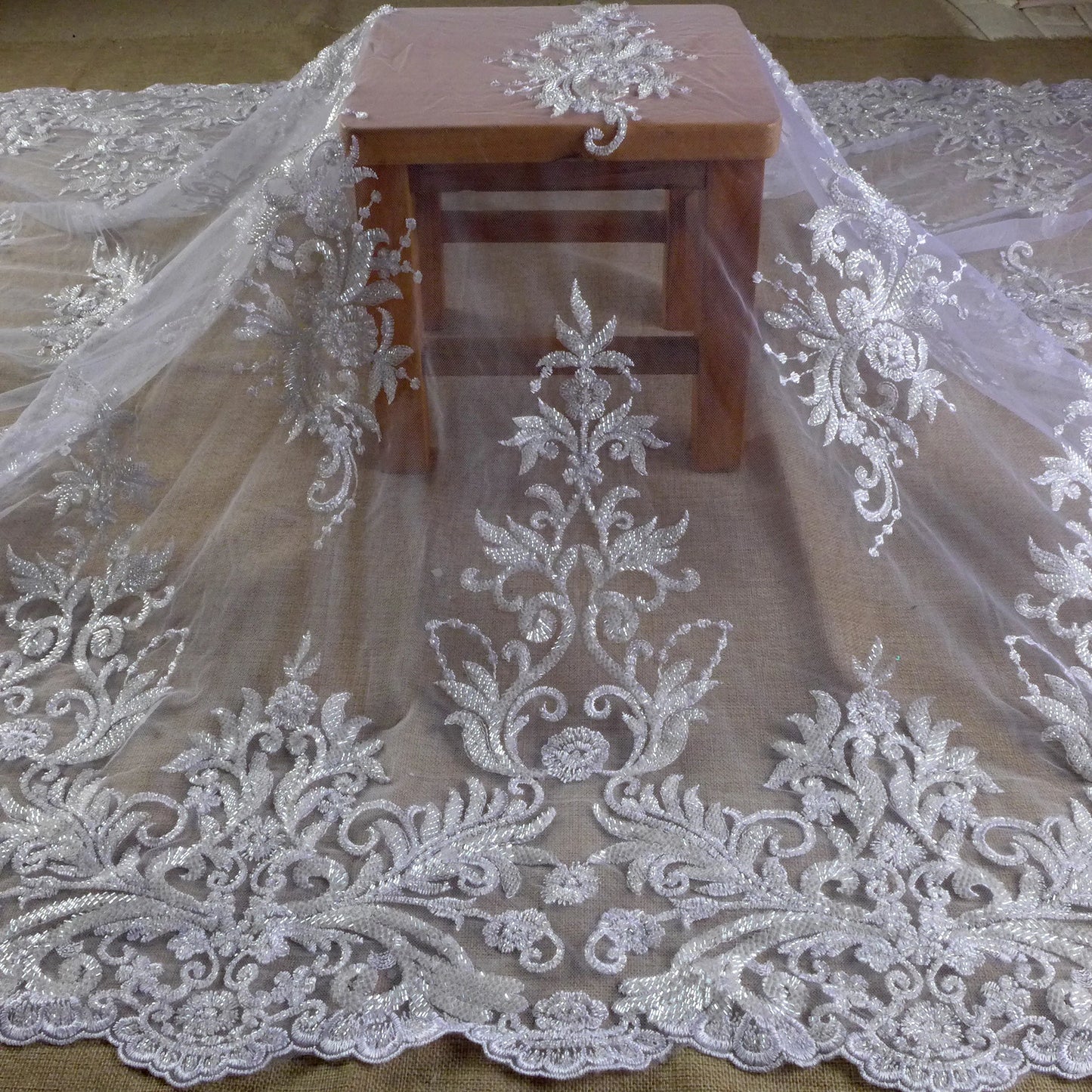 Nouveau tissu de mariée broderie de perles lourdes robe de mariée tissu en dentelle beaux motifs robe en dentelle robe ivoire en dentelle