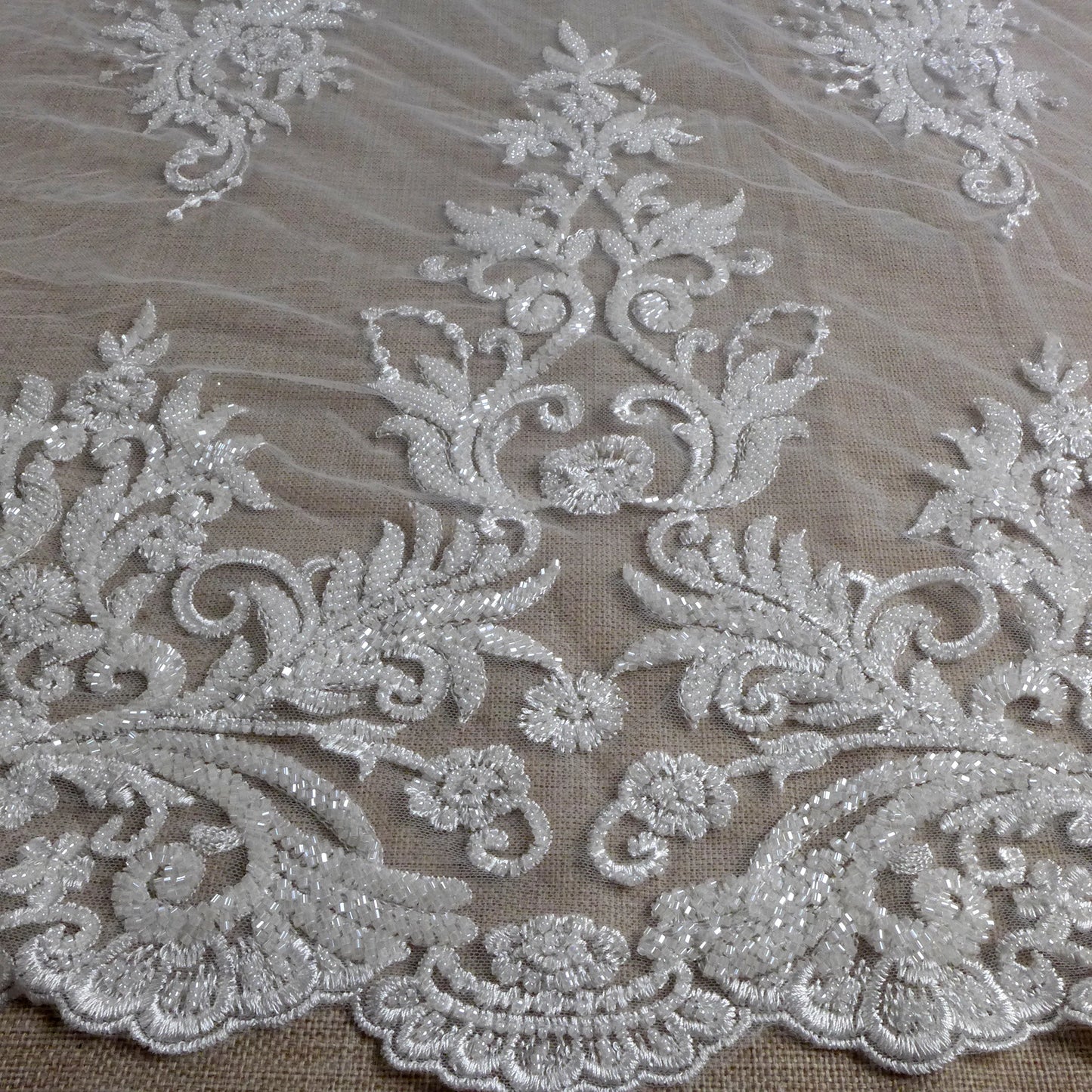 Nouveau tissu de mariée broderie de perles lourdes robe de mariée tissu en dentelle beaux motifs robe en dentelle robe ivoire en dentelle