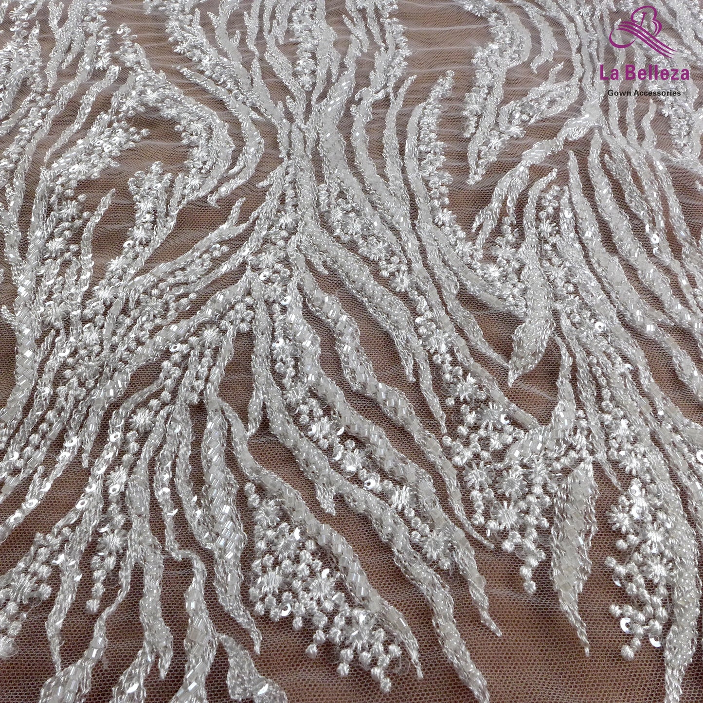 Tissu brodé de paillettes et de perles blanches nobles pour robes de mariée en dentelle