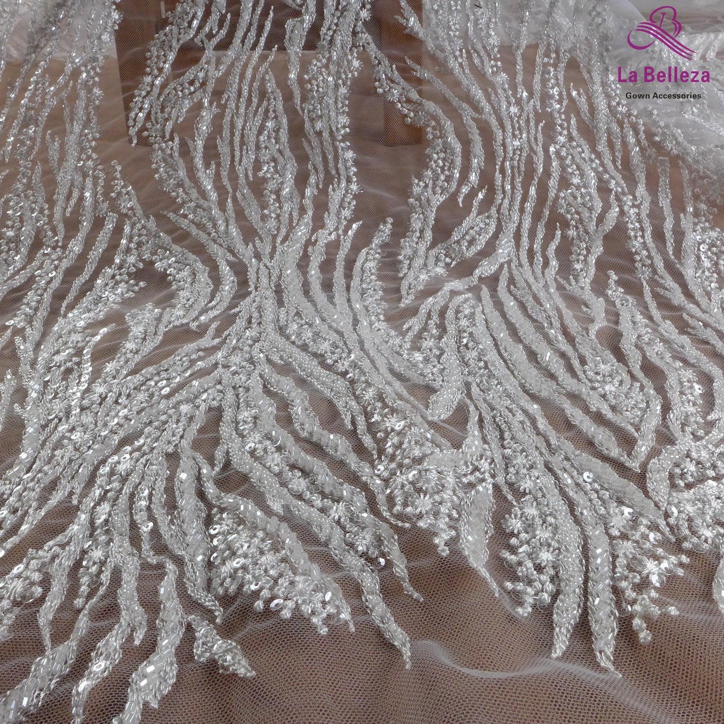 Tissu brodé de paillettes et de perles blanches nobles pour robes de mariée en dentelle