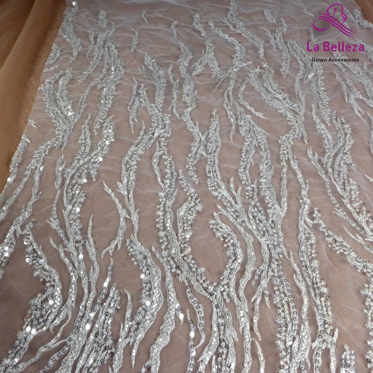 Tissu brodé de paillettes et de perles blanches nobles pour robes de mariée en dentelle