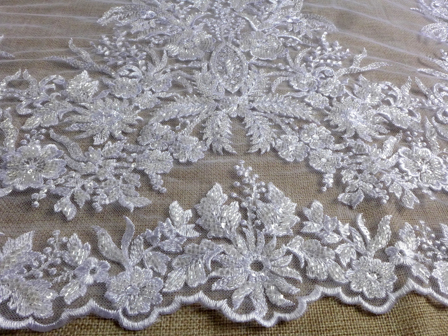 La Belleza 2021 Nouvelle mode de mariée, tissu en dentelle blanc pur / ivoire, tissu en dentelle de robe de mariée à perles blanc cassé 47 '' de largeur 1 yard