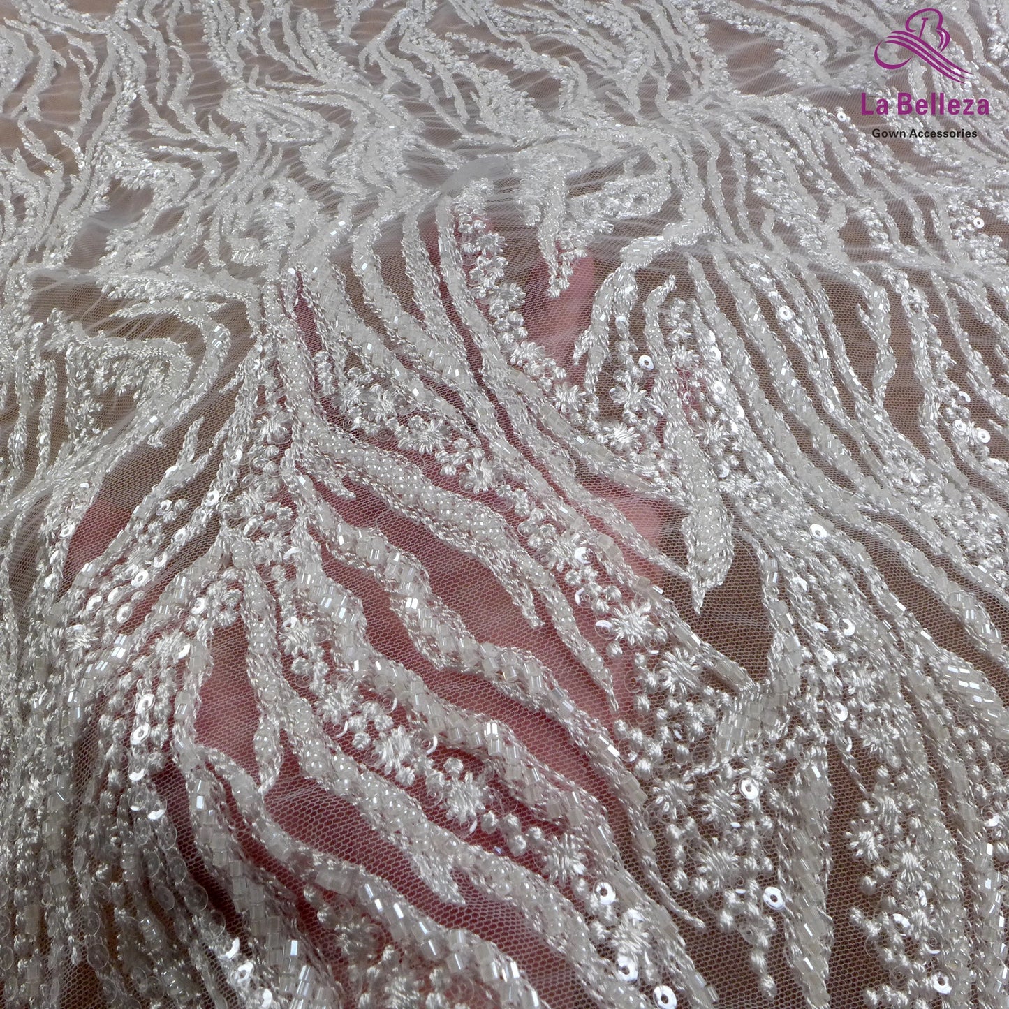 Tissu brodé de paillettes et de perles blanches nobles pour robes de mariée en dentelle